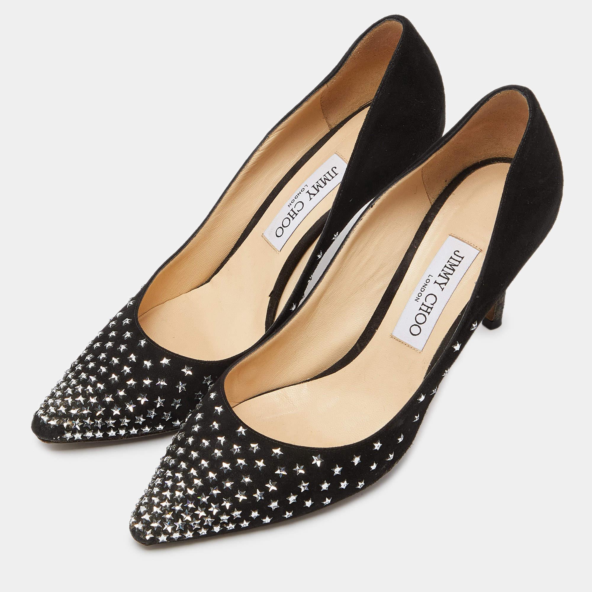 Faites preuve de chic avec ces escarpins de créateur. Ils présentent des talons robustes et des semelles durables, parfaits pour vos sorties à la mode.
