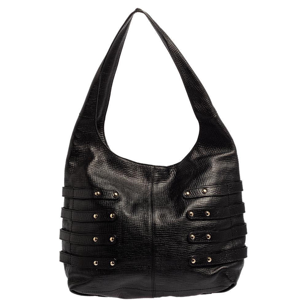 Make everyone nod in approval when you step out swinging this beige Jimmy Choo Bardia bag. It has been crafted from textured leather and styled with buckle detailing on the sides. The interior is suede-lined and the bag is completed with a single