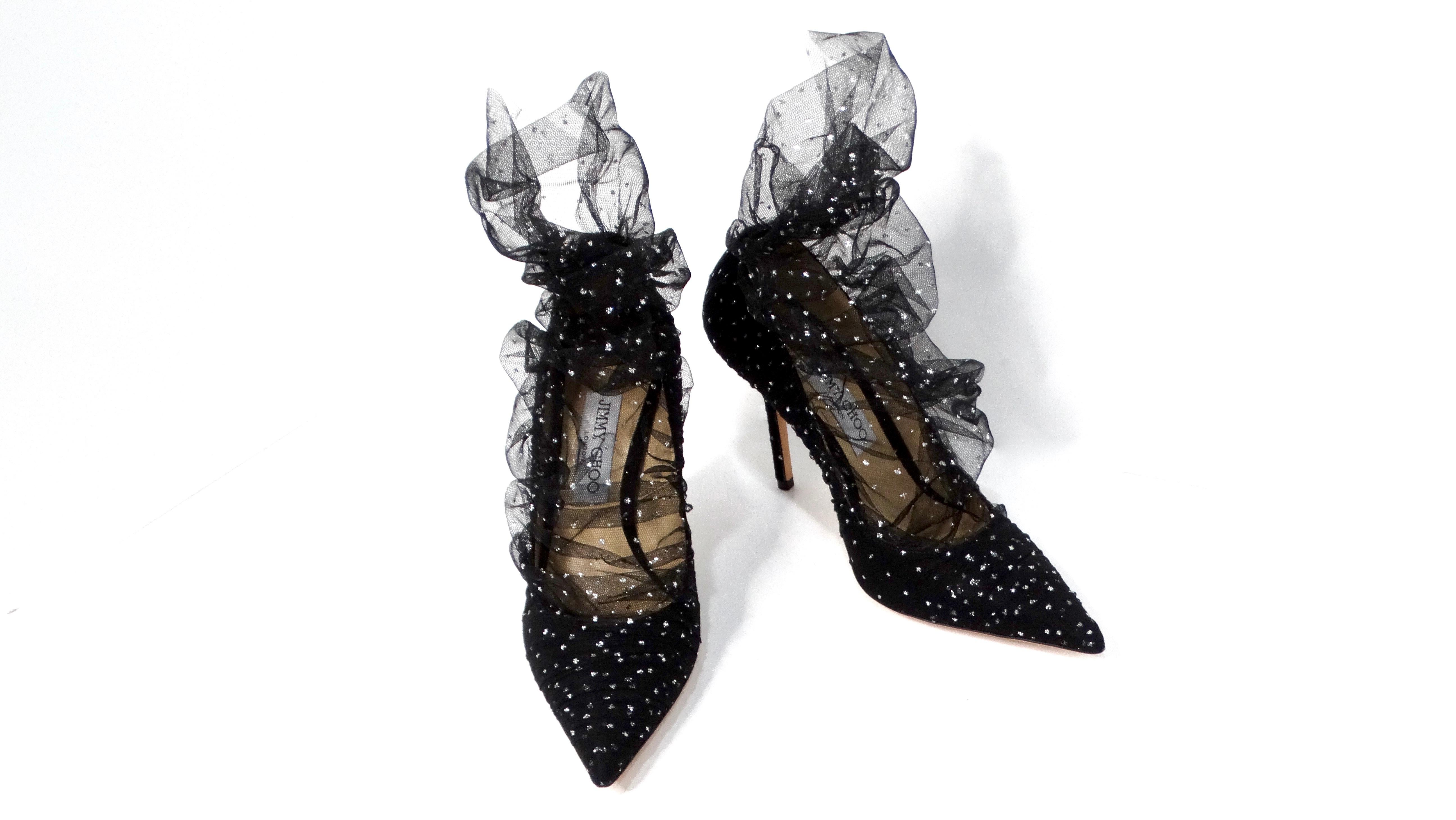 Les Jimmy Choo Black Tulle & Suede 100mm Glitter Pumps sont un mélange exquis d'élégance et de fantaisie, parfait pour faire une déclaration glamour. Le talon élégant en daim noir atteint une hauteur de 100 mm, offrant une portance assurée, tandis