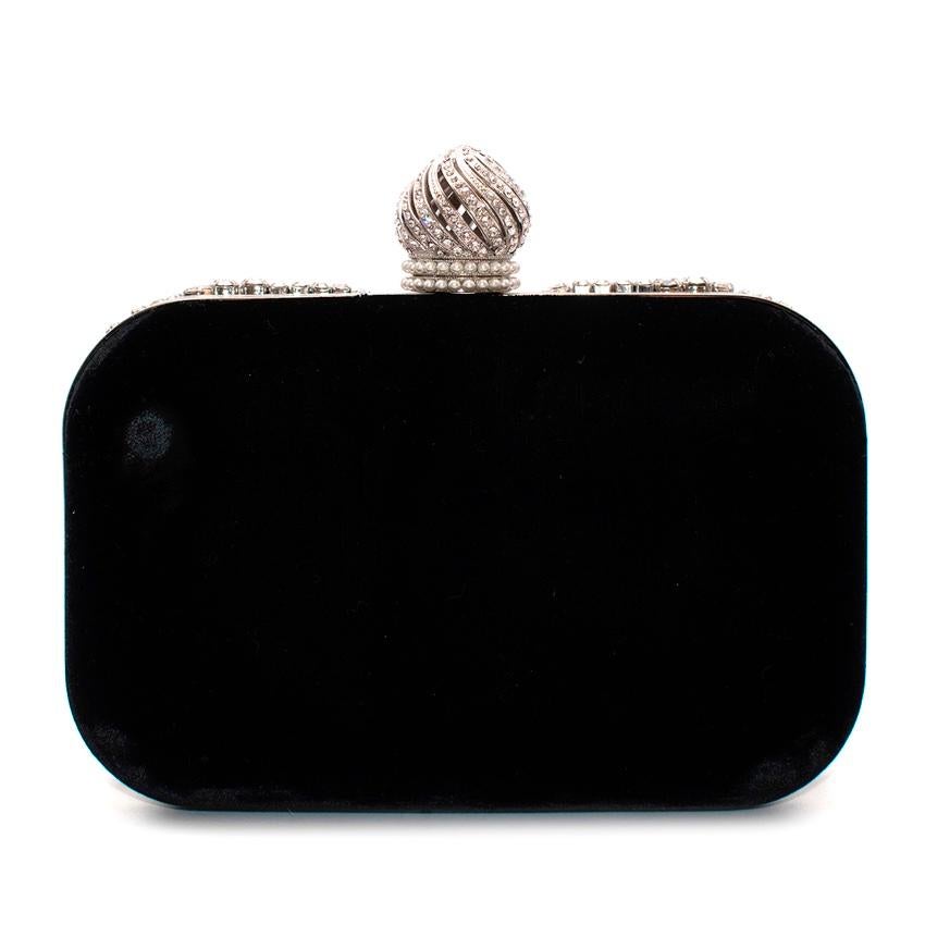 Jimmy Choo Black Velvet Crystal Embellished Cloud Clutch Bag

Diese schwarze Seiden-Clutch-Bag von Jimmy Choo verfügt über einen Verschluss:: silberfarbene Beschläge und Kristallverzierungen. 

- Weiche Samttextur 
- Von Art Deco inspirierte Motive