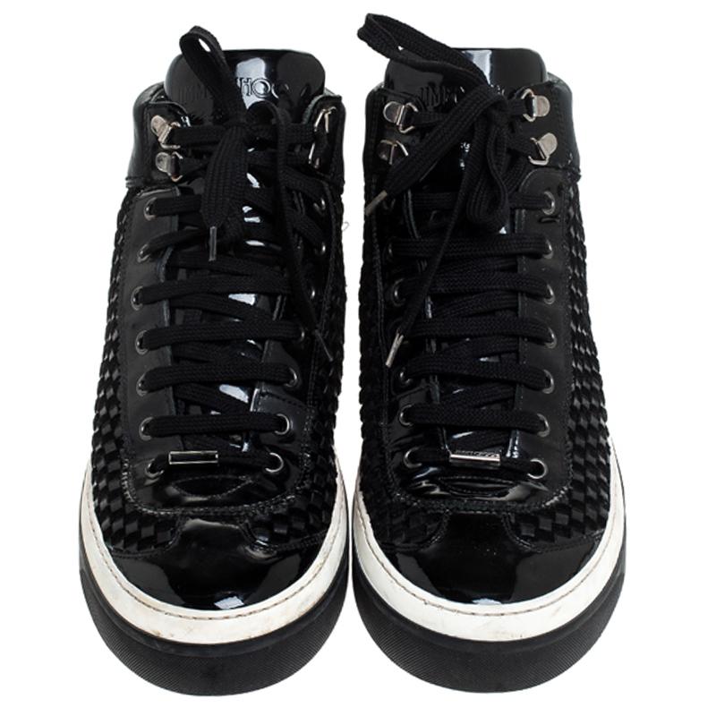 Chic, smart and very stylish, these Argyle sneakers from Jimmy Choo will surely be an amazing addition to your collection! The black sneakers have been crafted from woven leather and styled with lace-up on the vamps, leather-lined insoles and rubber