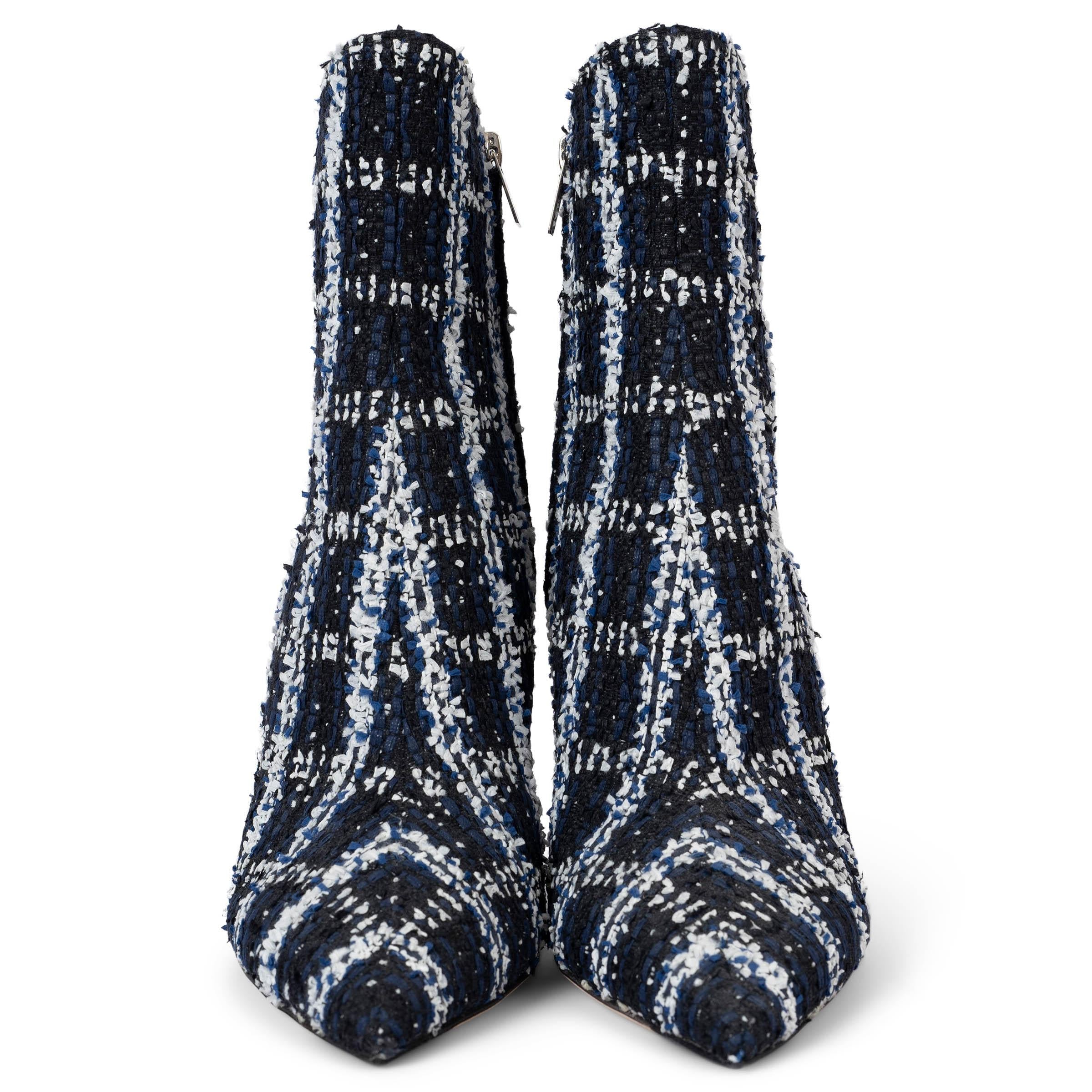 100% autentici stivaletti Jimmy Choo Helaine 100 in tweed nero, blu navy e bianco. Caratterizzate da punte appuntite e tacchi a spillo. Si apre con una cerniera all'interno.  Nuovo di zecca. 

Misure
Dimensione impressa	42
Taglia delle