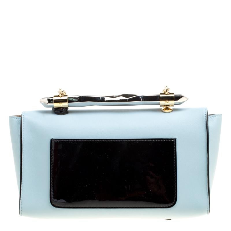 This stylish shoulder bag from Jimmy Choo will help you create a smart and understated look, quite effortlessly. It is crafted from smooth blue leather and profiles a contrasting rear slip pocket. The bag features a gold-tone chain link strap along