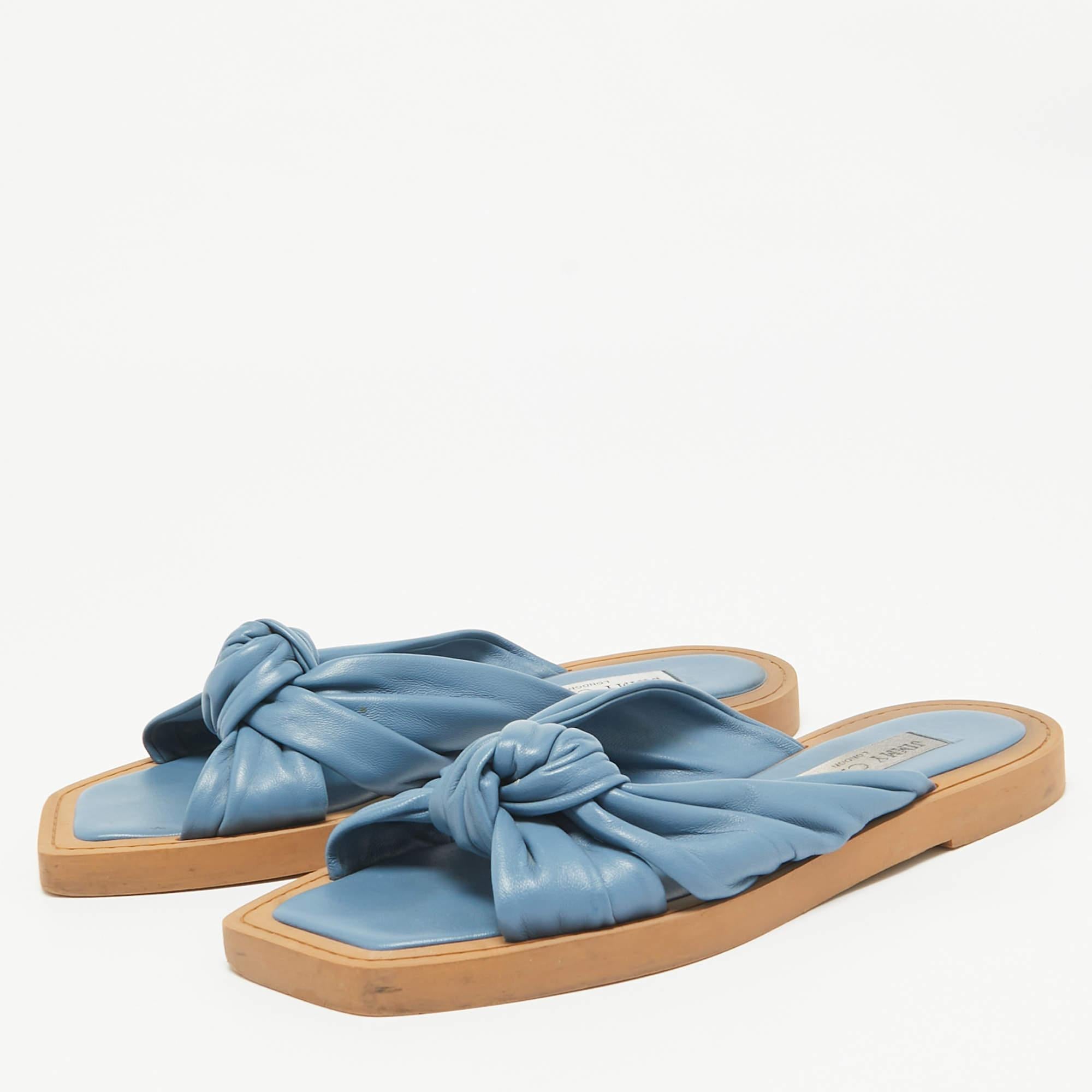 These sandals will offer you both luxury and comfort. Made from quality materials they come in a versatile shade and are equipped with comfortable insoles.