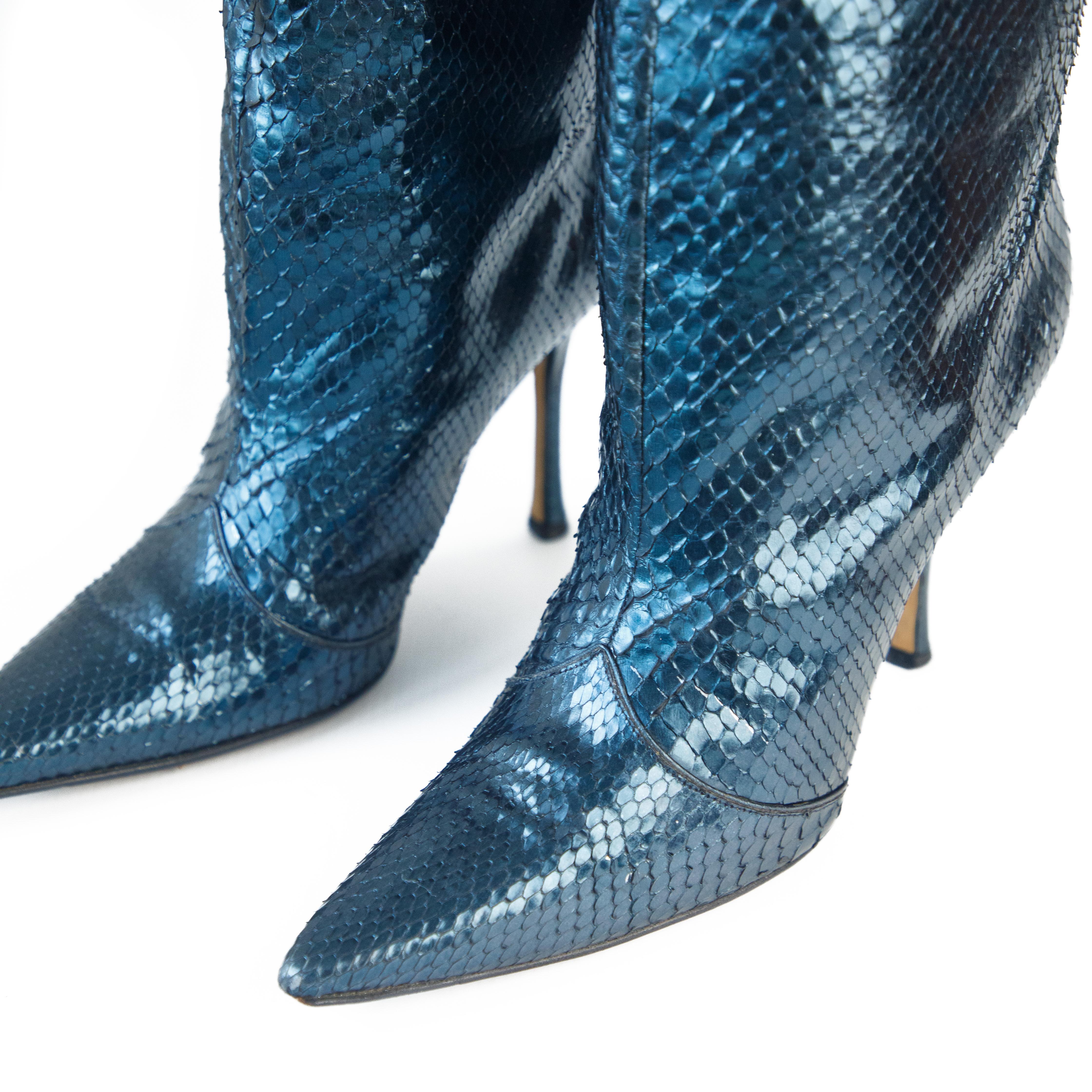 Ruder Than The Rest présente les bottes pointues en python bleu électrique métallisé de Jimmy Choo.

Véritable peau de python.

Style similaire à la botte en cuir de chevreau, mais sans la fermeture éclair à l'arrière, car elle est plus large à la