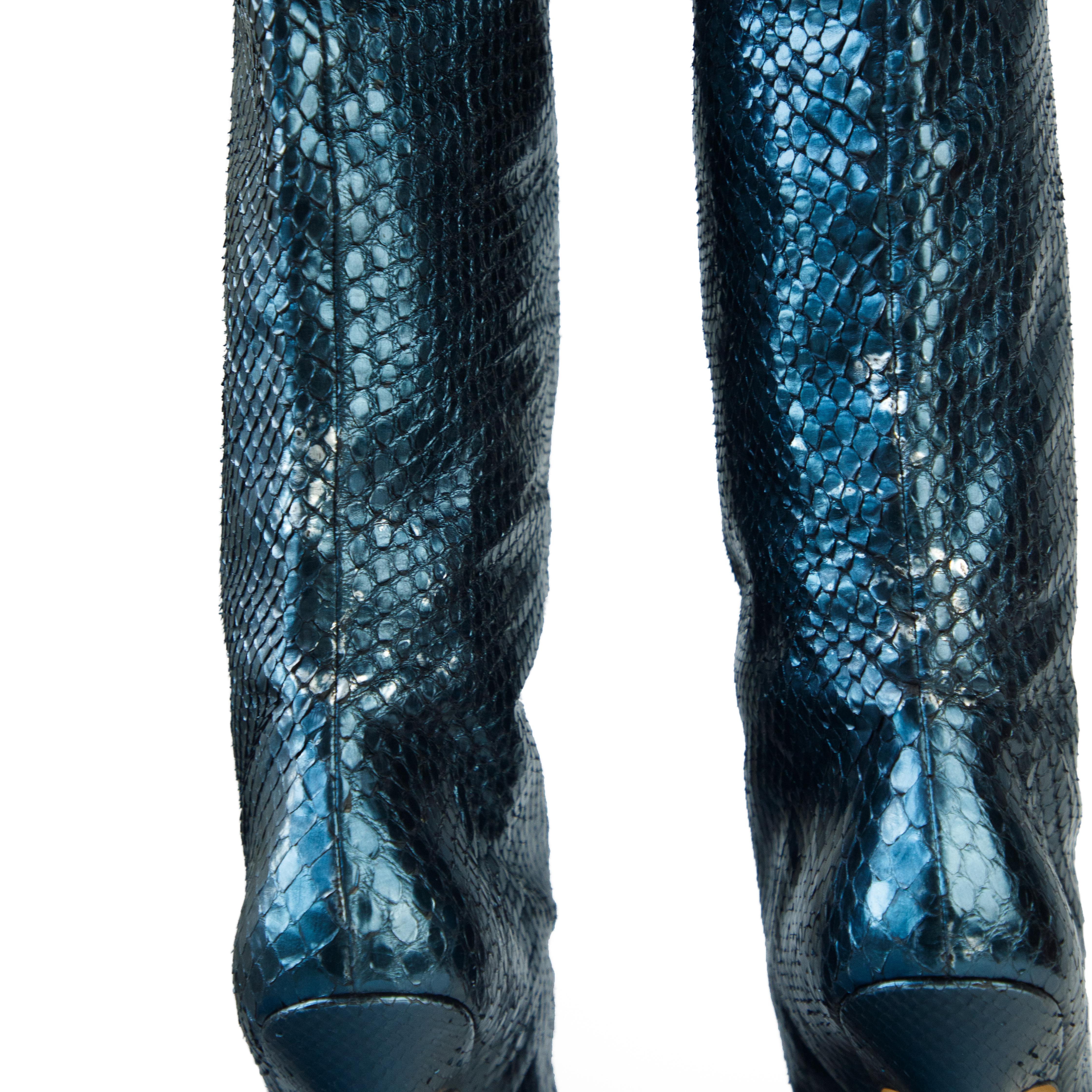 Jimmy Choo - Bottes hauteur genou en python bleu métallisé, taille 40,5 en vente 2