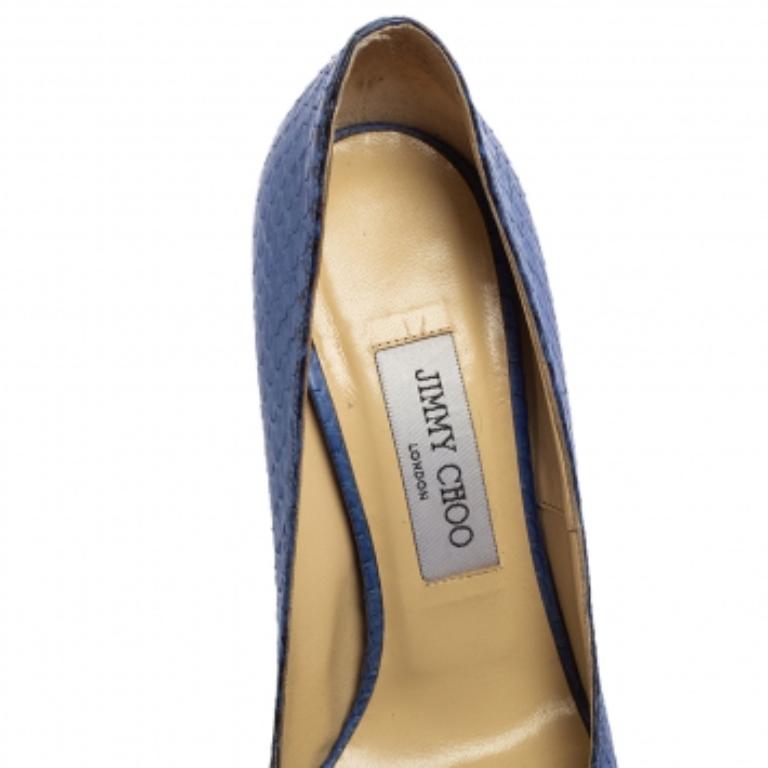 Estos zapatos de tacón de Jimmy Choo presentan un estilo único que dará a tus pies un cambio de imagen a la moda. Estos zapatos de salón se han creado utilizando piel de pitón repujada en el exterior, con un corte peep-toe y altísimos tacones de