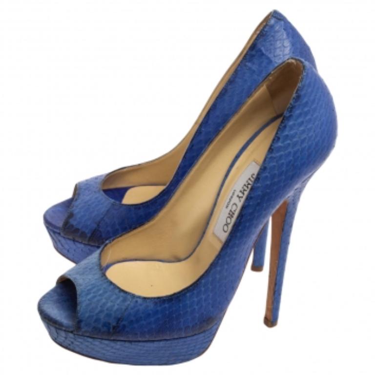 Jimmy Choo Bombas de plataforma con puntera abierta de piel de pitón azul en relieve Talla 39 en Bastante bueno estado para la venta en Dubai, Al Qouz 2