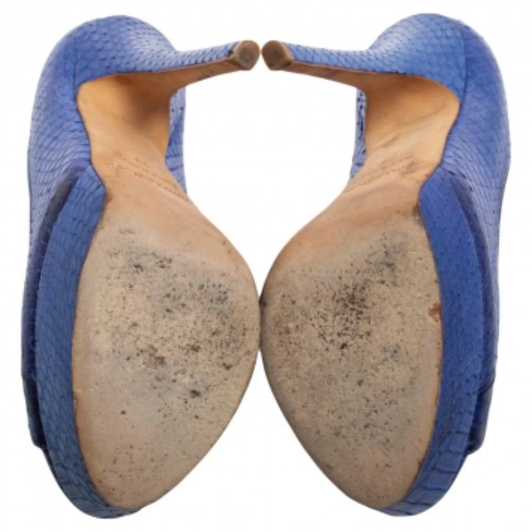 Jimmy Choo Bombas de plataforma con puntera abierta de piel de pitón azul en relieve Talla 39 en venta 2