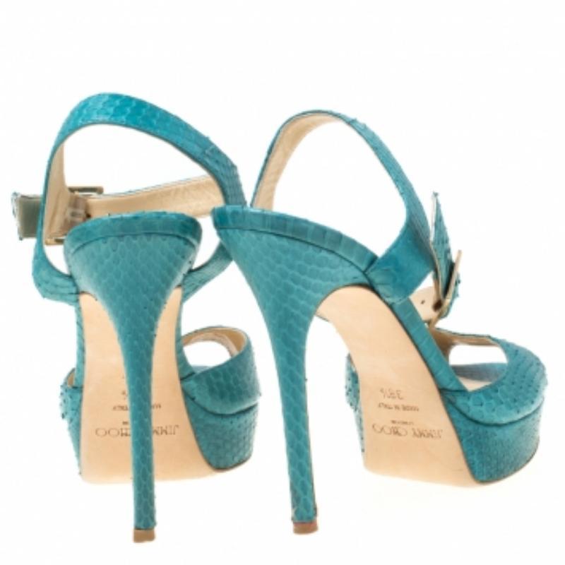 Mantieni un look casual e chic con questi sandali in pelle di serpente. Abbraccia il tuo lato unico indossando questo paio di sandali con suola in pelle e tacco alto. Questi sandali classici di Jimmy Choo sono un punto fermo dell'armadio di ogni