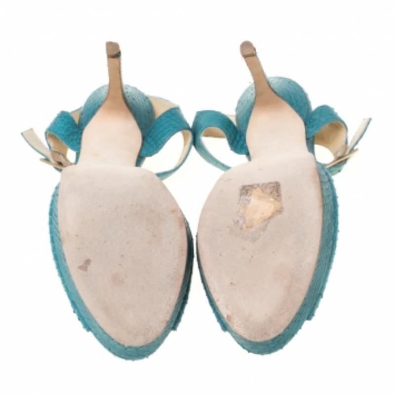 Jimmy Choo Sandali con plateau in pitone blu misura 38,5 In condizioni buone in vendita a Dubai, Al Qouz 2