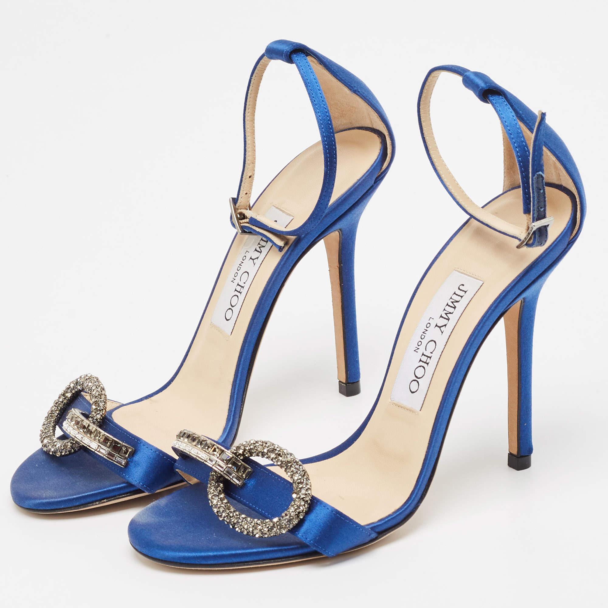 Nos encanta cómo el azul realza el diseño de los zapatos. Estas sandalias de satén de Jimmy Choo tienen los dedos abiertos  detalles embellecidos  cierre con correa en el tobillo  y tacones de 10,5 cm. Hazlos tuyos hoy