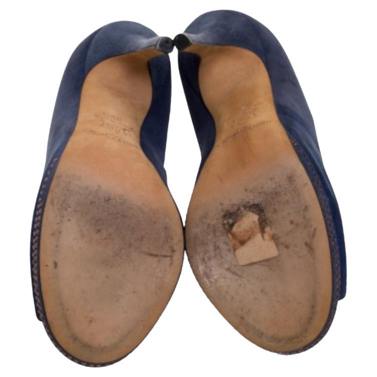 Simples et sophistiquées, ces bottines de Jimmy Choo sont un must-buy pour les femmes à la mode. Ces bottes sont fabriquées en daim et montent en équilibre sur des talons de 12,5 cm. Elles sont accompagnées de clous et d'une fermeture à glissière.