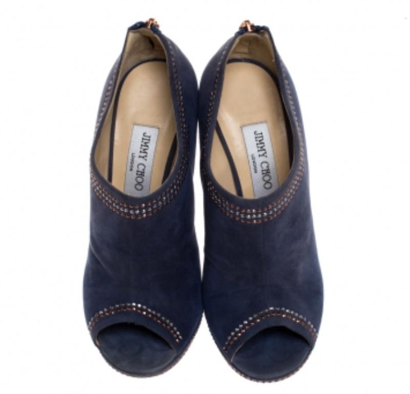 Jimmy Choo - Bottines à bout ouvert en daim clouté bleu, taille 39,5 Bon état - En vente à Dubai, Al Qouz 2