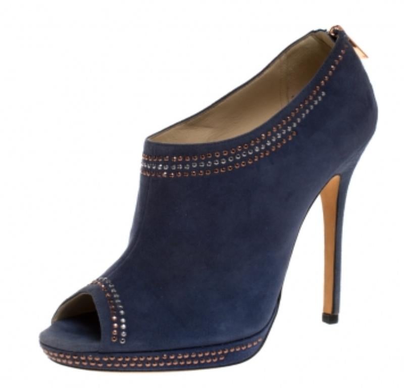 Jimmy Choo - Bottines à bout ouvert en daim clouté bleu, taille 39,5 en vente 1