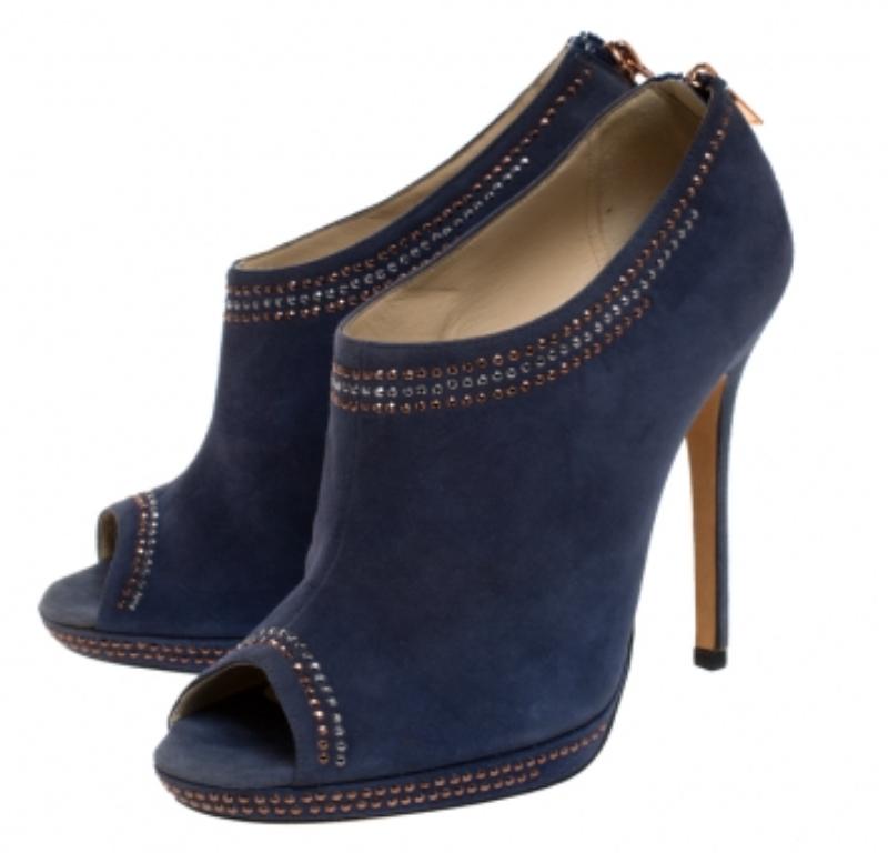 Jimmy Choo - Bottines à bout ouvert en daim clouté bleu, taille 39,5 en vente 2
