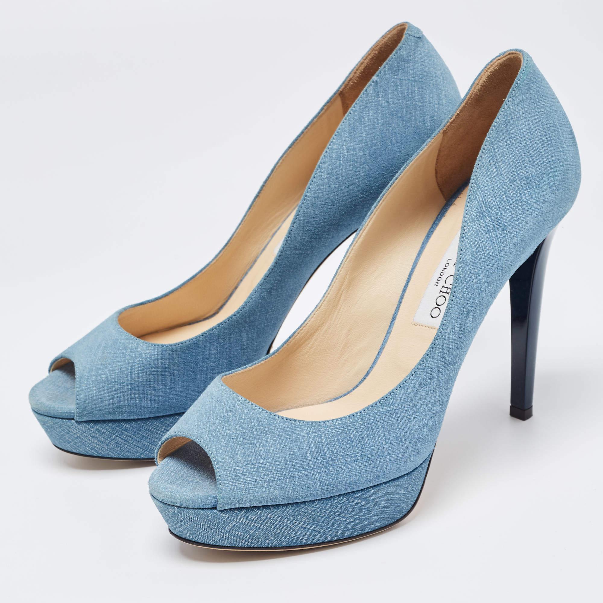 Affichez un style élégant avec cette paire d'escarpins. Ces chaussures élégantes sont fabriquées à partir de matériaux de qualité. Ils sont posés sur des semelles durables et des talons élégants.