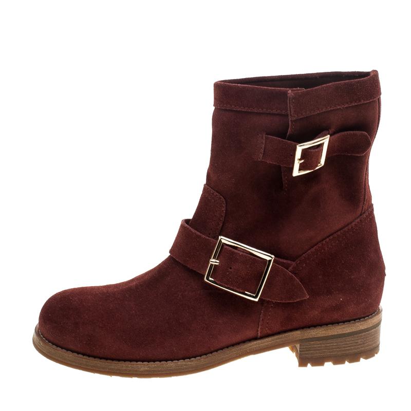 Jimmy Choo brings you this pair of finely-crafted boots that are absolutely stunning to look at. Made from suede, the boots carry round toes, belt detailing and the logo plaque on the counters. This pair will give you both comfort and high