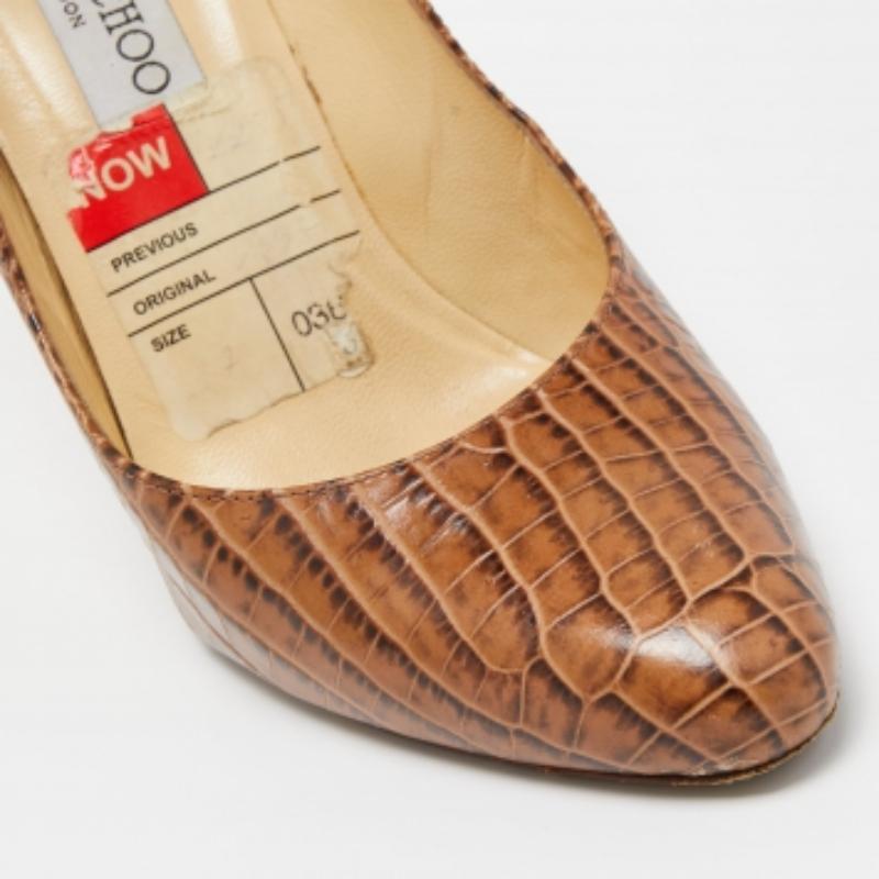 Jimmy Choo Bombas de punta redonda de piel de cocodrilo marrón talla 37 Marrón en venta
