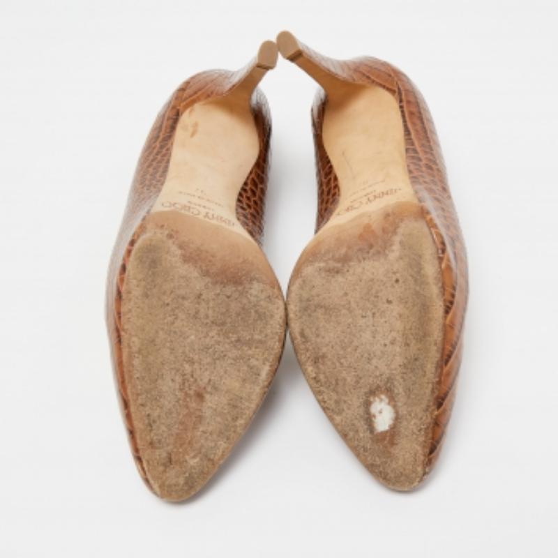 Jimmy Choo Bombas de punta redonda de piel de cocodrilo marrón talla 37 en Bueno estado para la venta en Dubai, Al Qouz 2
