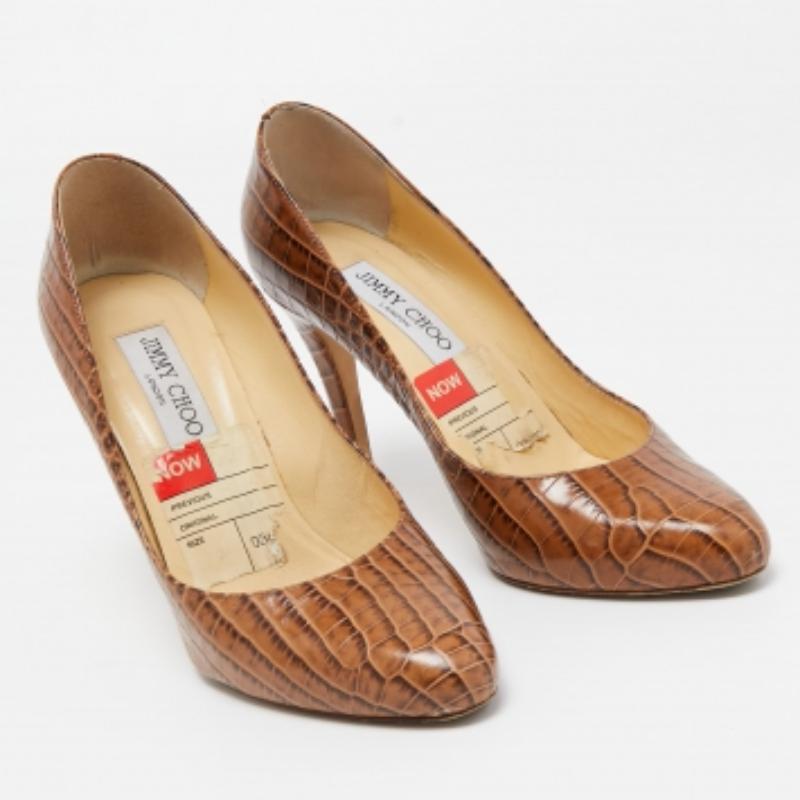De las mujeres Jimmy Choo Bombas de punta redonda de piel de cocodrilo marrón talla 37 en venta