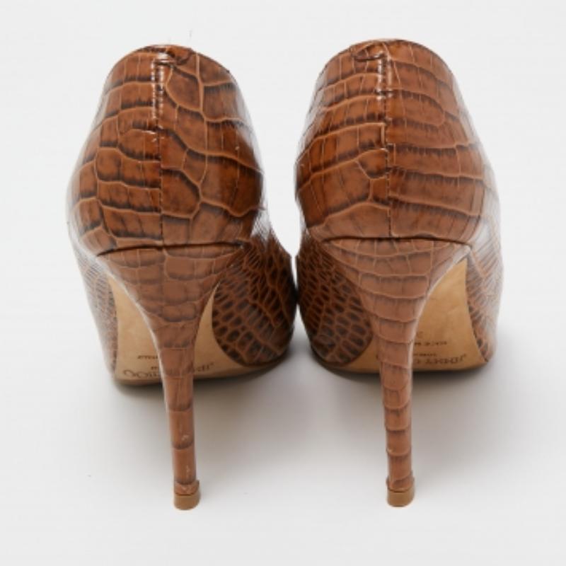Jimmy Choo Bombas de punta redonda de piel de cocodrilo marrón talla 37 en venta 1