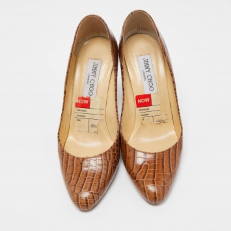 Jimmy Choo Bombas de punta redonda de piel de cocodrilo marrón talla 37 en venta 2