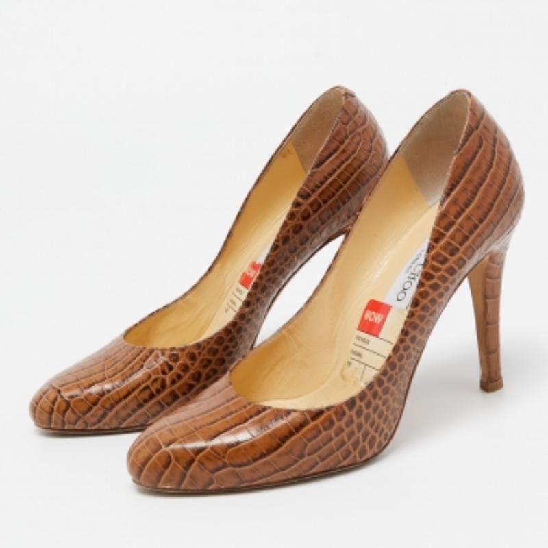 Jimmy Choo Bombas de punta redonda de piel de cocodrilo marrón talla 37 en venta 3