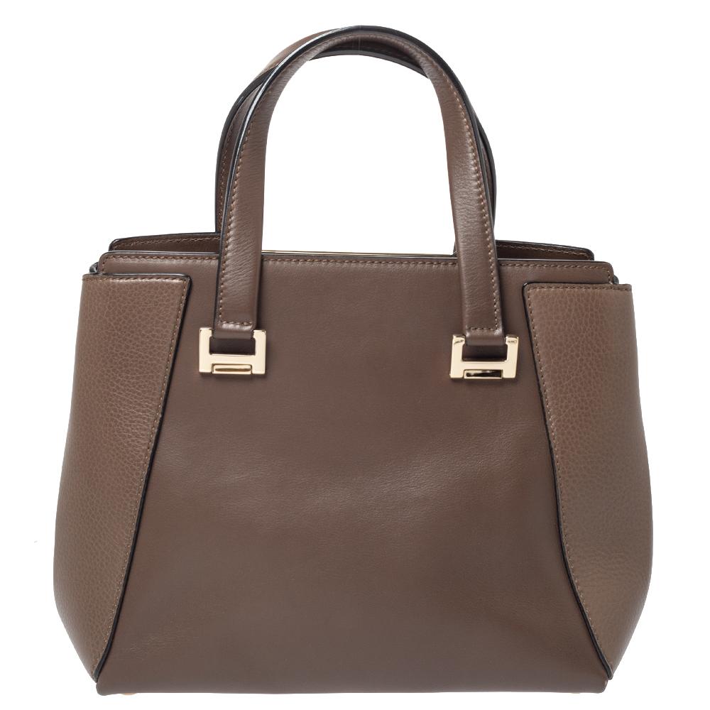 Convenient and easy to carry, this brown leather tote is simply a must-have in your collection. The suede lining gives all the protection your crucial items need and ensure they are kept organised. Crafted by Jimmy Choo, this bag is a worthy