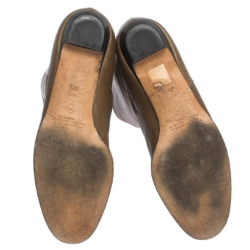 Jimmy Choo ti propone questo favoloso paio di stivali al ginocchio che ti daranno sicurezza e stile. Sono state realizzate in pelle in una tonalità marrone e sono caratterizzate da dettagli a pieghe su tutta la superficie e da una suola robusta.