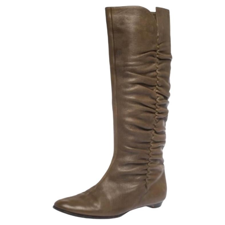 Jimmy Choo - Stivali al ginocchio in pelle marrone con dettaglio pieghe - misura 38,5 in vendita