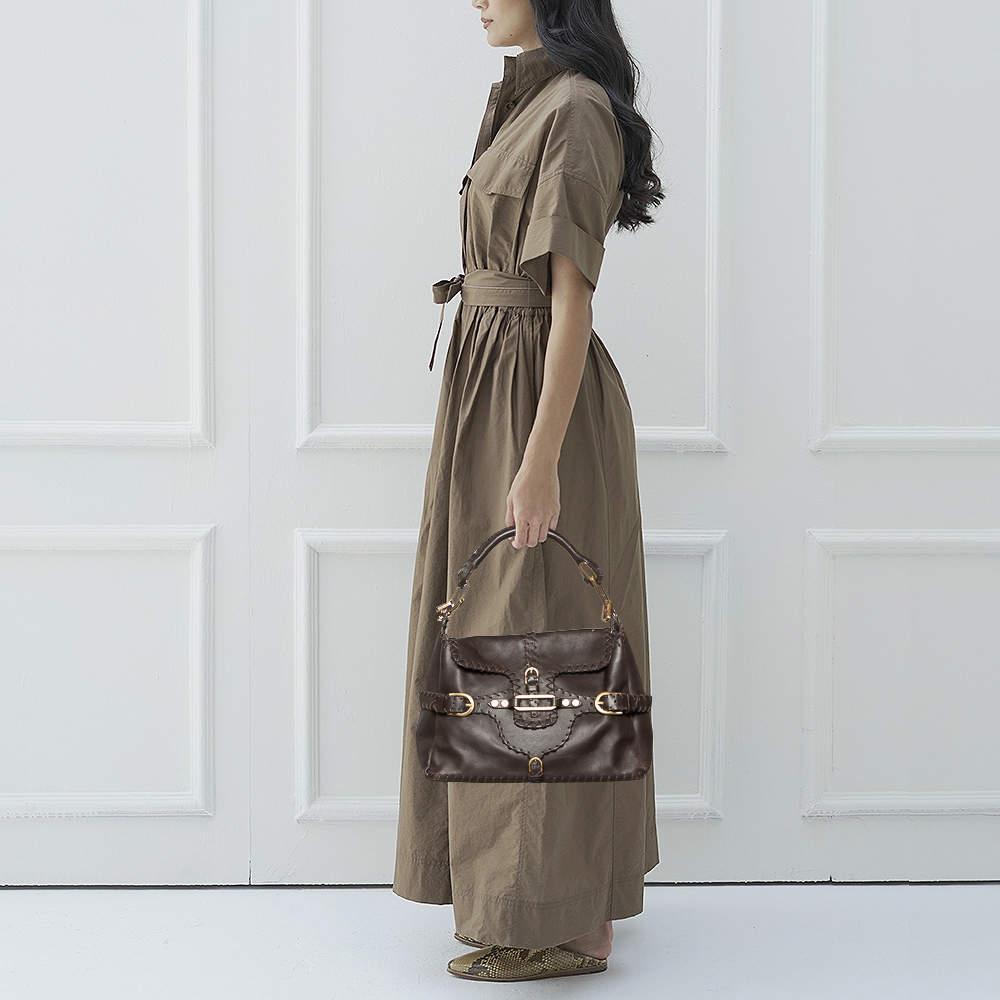 This Tulita bag by Jimmy Choo is a piece all fashionistas must look out for! Exquisitely crafted from leather, it features a brown shade and a single artistic handle for you to parade it. The bag is equipped with a spacious suede-lined interior that