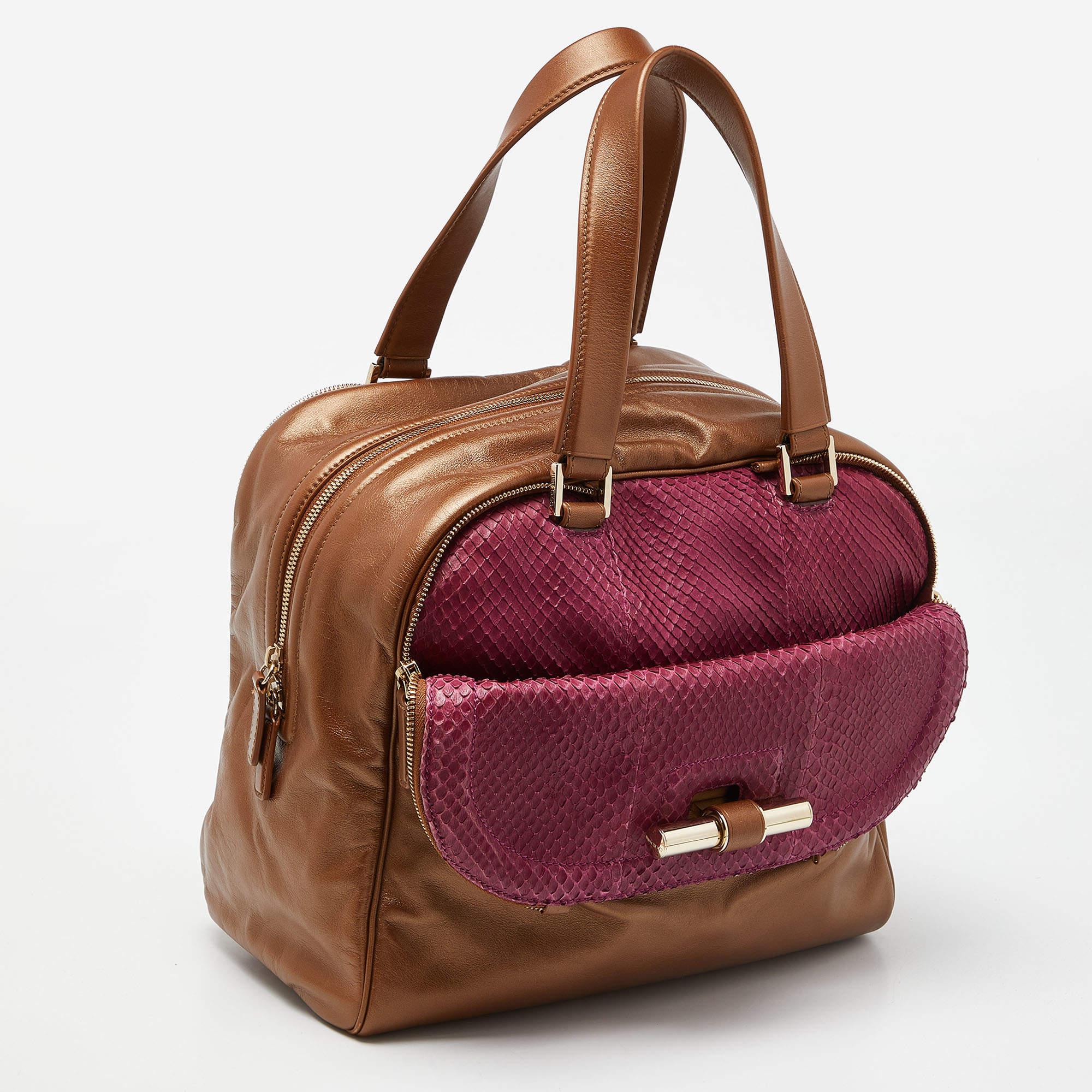 This satchel is rendered in the finest quality materials into an elegant design. Versatile and functional, it is well-sized for your daily use.


