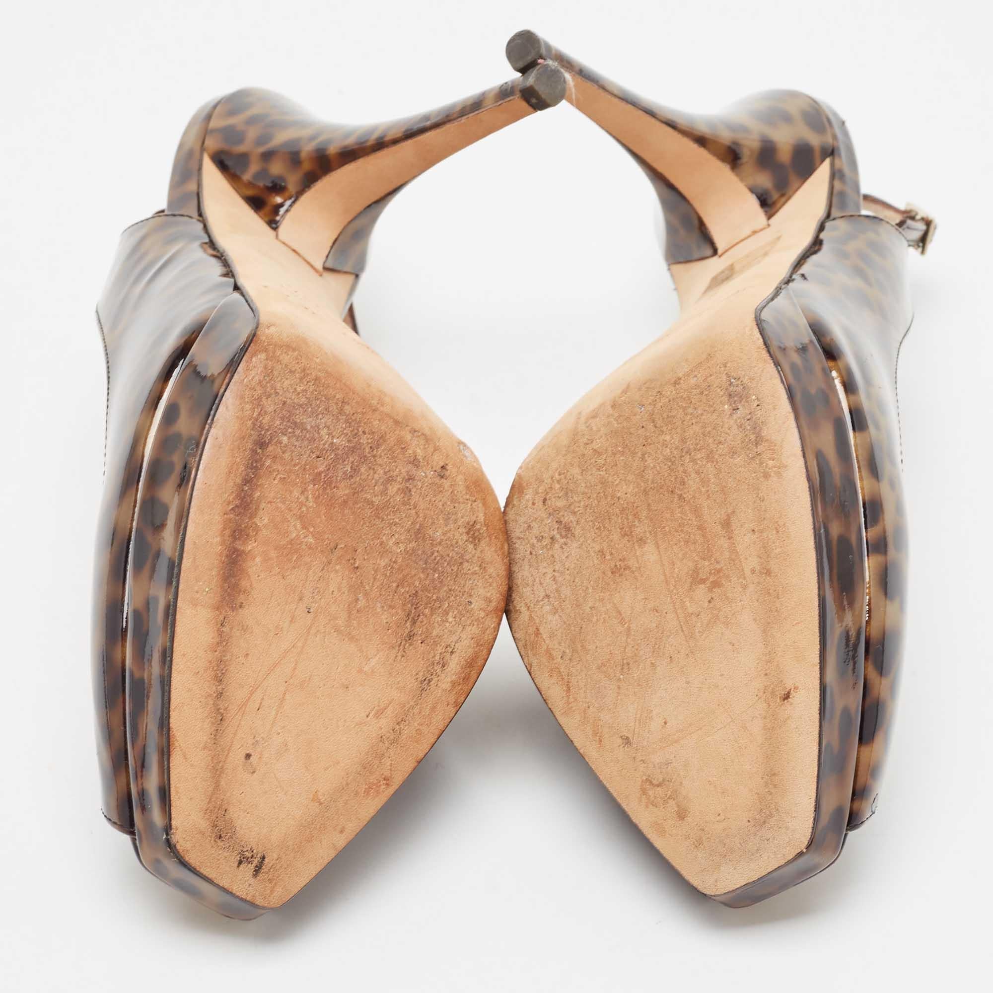 Jimmy Choo, brevetto marrone tartaruga Peep Toe Slingback Pumps Taglia 39.5 in vendita 1