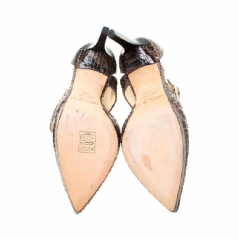 Tragen Sie diese eleganten Sandalen aus dem Hause Jimmy Choo und fühlen Sie sich wie eine Fashion Diva. Sie sind aus Pythonleder gefertigt, haben ein Kreuzriemen-Design, spitze Zehen und einen 10,5 cm hohen Absatz. Diese braunen Schönheiten setzen