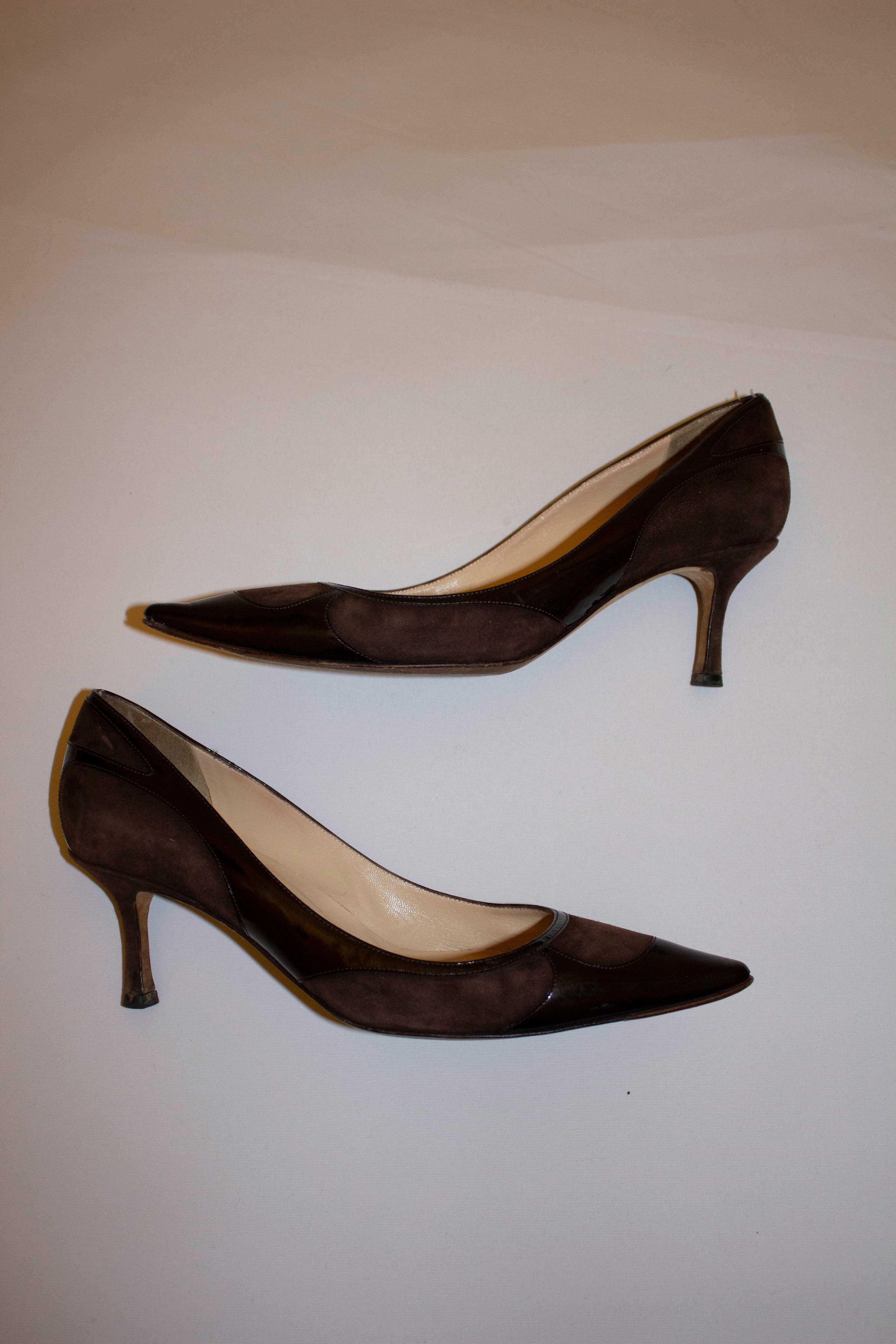Perfect for Fall, a chic pair of heels by Jimmy Choo. In brown suede and patent leather , the shoes are size 39 1/2, heel height  nearly 3''.