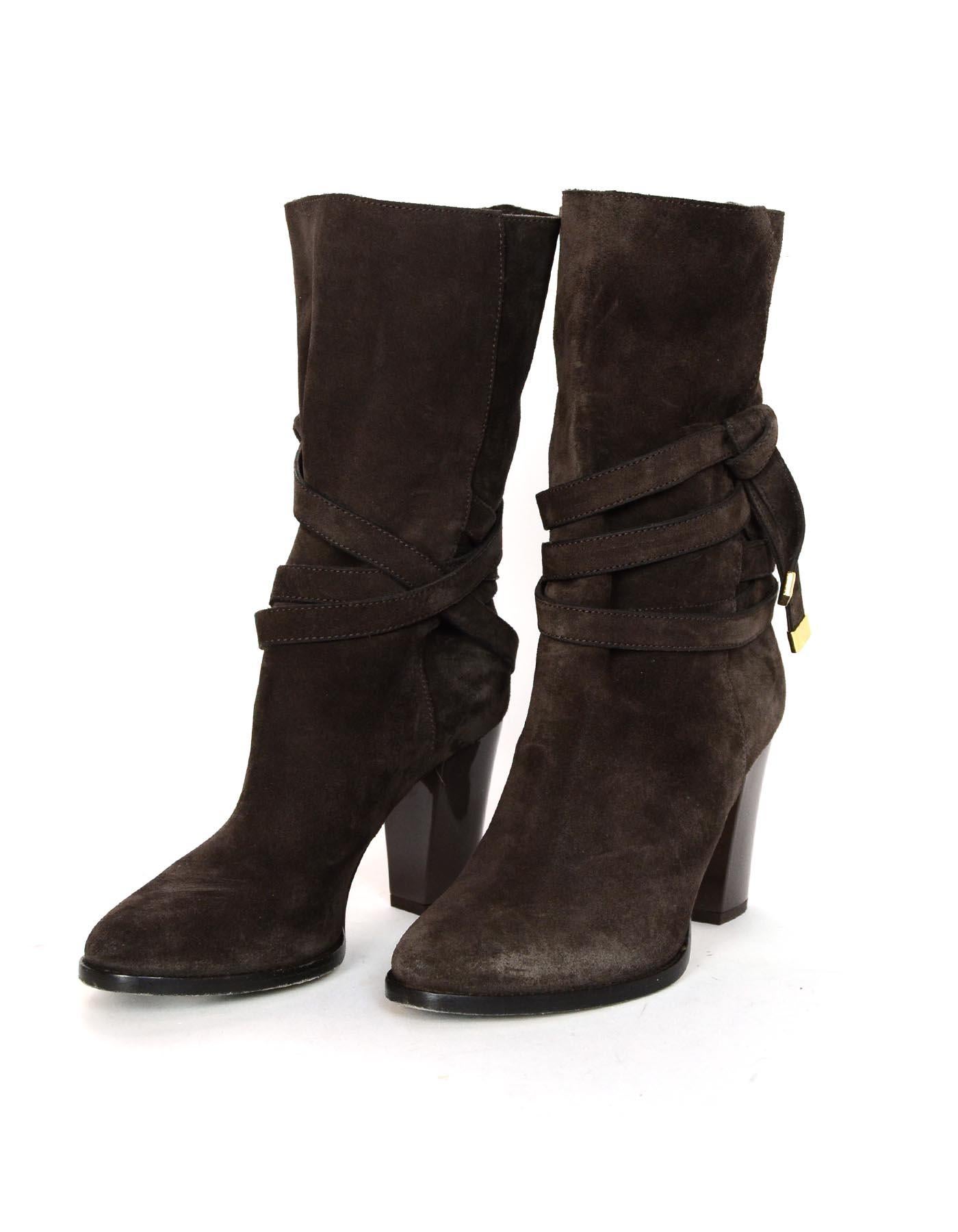 Jimmy Choo Brown Suede Heeled Booties Sz 37.5

Made In: Italy
Color: Brown
Hardware: Goldtone
Materials: Suede
Closure/Opening: Pull on
Overall Condition: Very good pre-owned condition with exception of some scuffing/scratches on right toe, some
