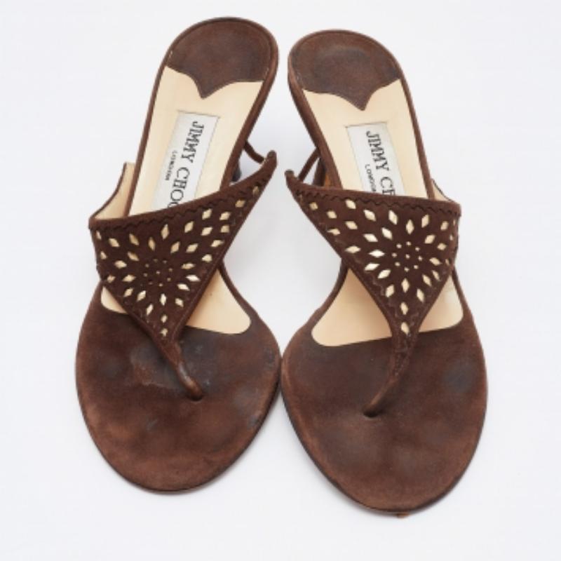 Póngase estas sandalias de diseño para arreglar cualquier conjunto. Son versátiles, chic y se pueden peinar fácilmente. Fabricadas con materiales de calidad, estas sandalias están bien construidas y son duraderas.