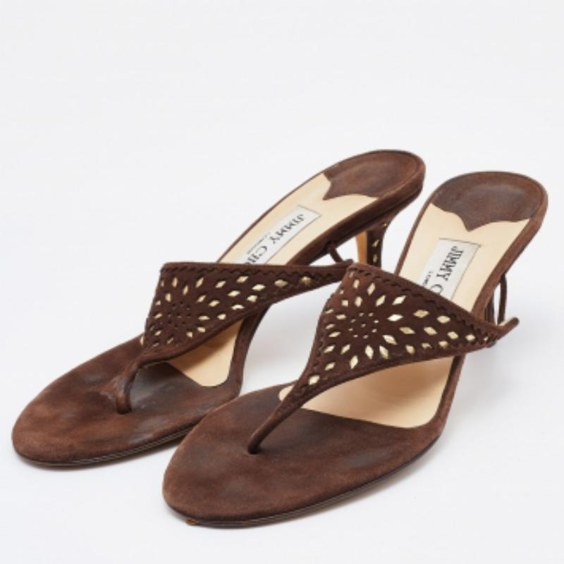 Jimmy Choo Sandalias de ante marrón con corte láser talla 37 en Bueno estado para la venta en Dubai, Al Qouz 2