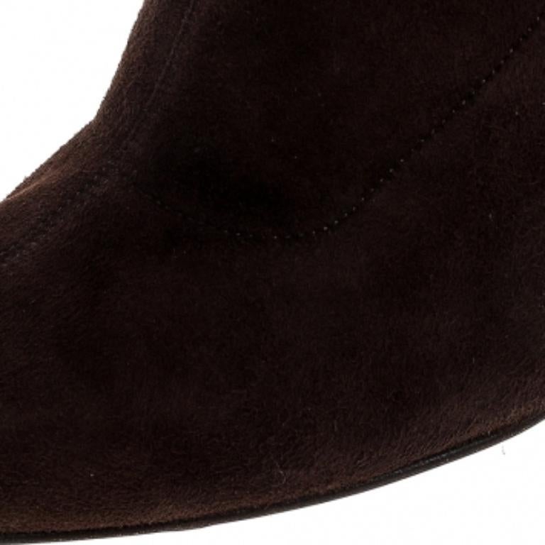 Simples et sophistiquées, ces bottes au genou de Jimmy Choo sont un achat indispensable pour les femmes à la mode. Ces bottes marron sont fabriquées en daim et montent en équilibre sur des talons de 10,5 cm. Les orteils pointus et les semelles en