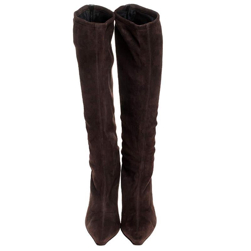 Simple and sophisticated, these knee-length boots from Jimmy Choo are a must-buy for the fashionable you. These brown boots are crafted in suede and come balanced on 10.5 cm heels. Pointed toes and leather insoles complete this lovely pair.

