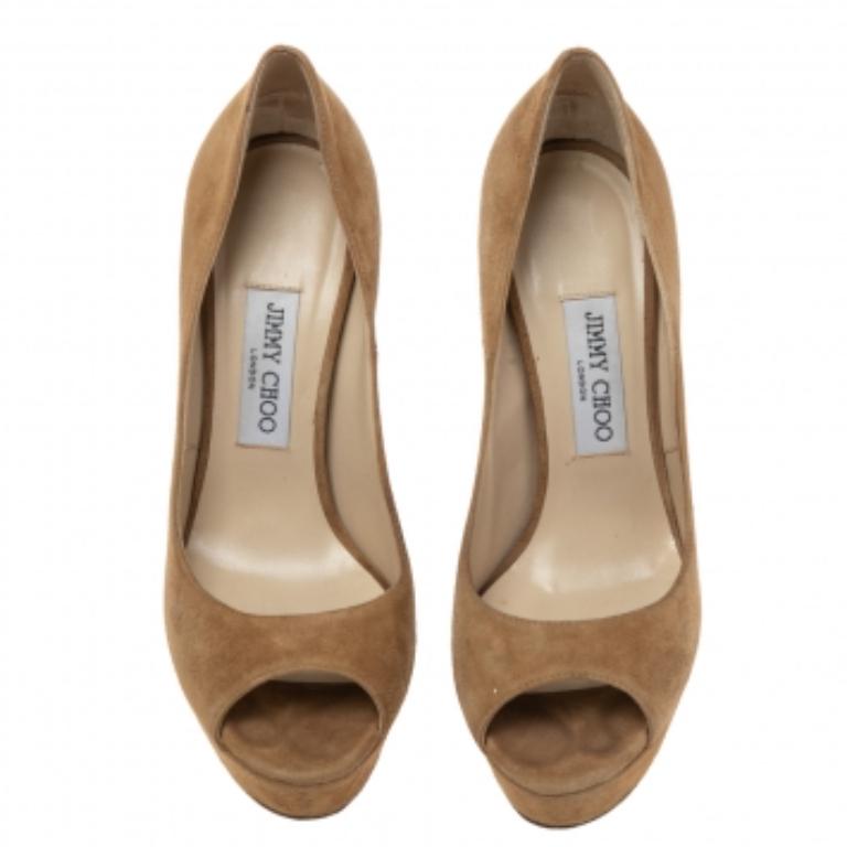 Atemporales, elegantes y versátiles, ¡un par de zapatos de salón negros de Jimmy Choo realzarán tu look al instante! Se han confeccionado en ante en una silueta peep-toe y se elevan sobre tacones altos. Póntelo con cualquier cosa, desde vestidos