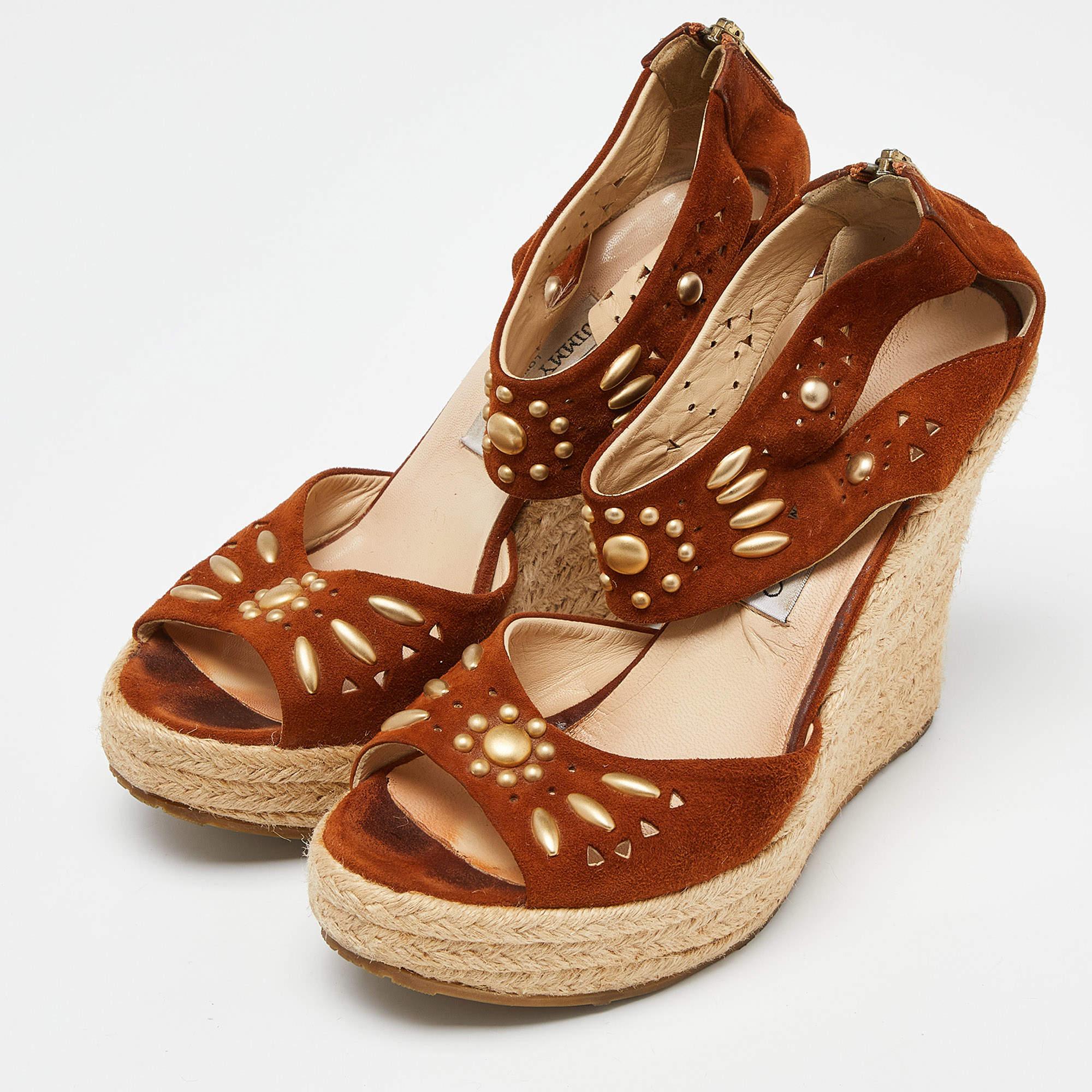 Découvrez l'élégance de la chaussure avec ces sandales compensées de créateur pour femme. Méticuleusement conçus, ces talons marient harmonieusement mode et confort, vous assurant de briller dans tous les contextes.