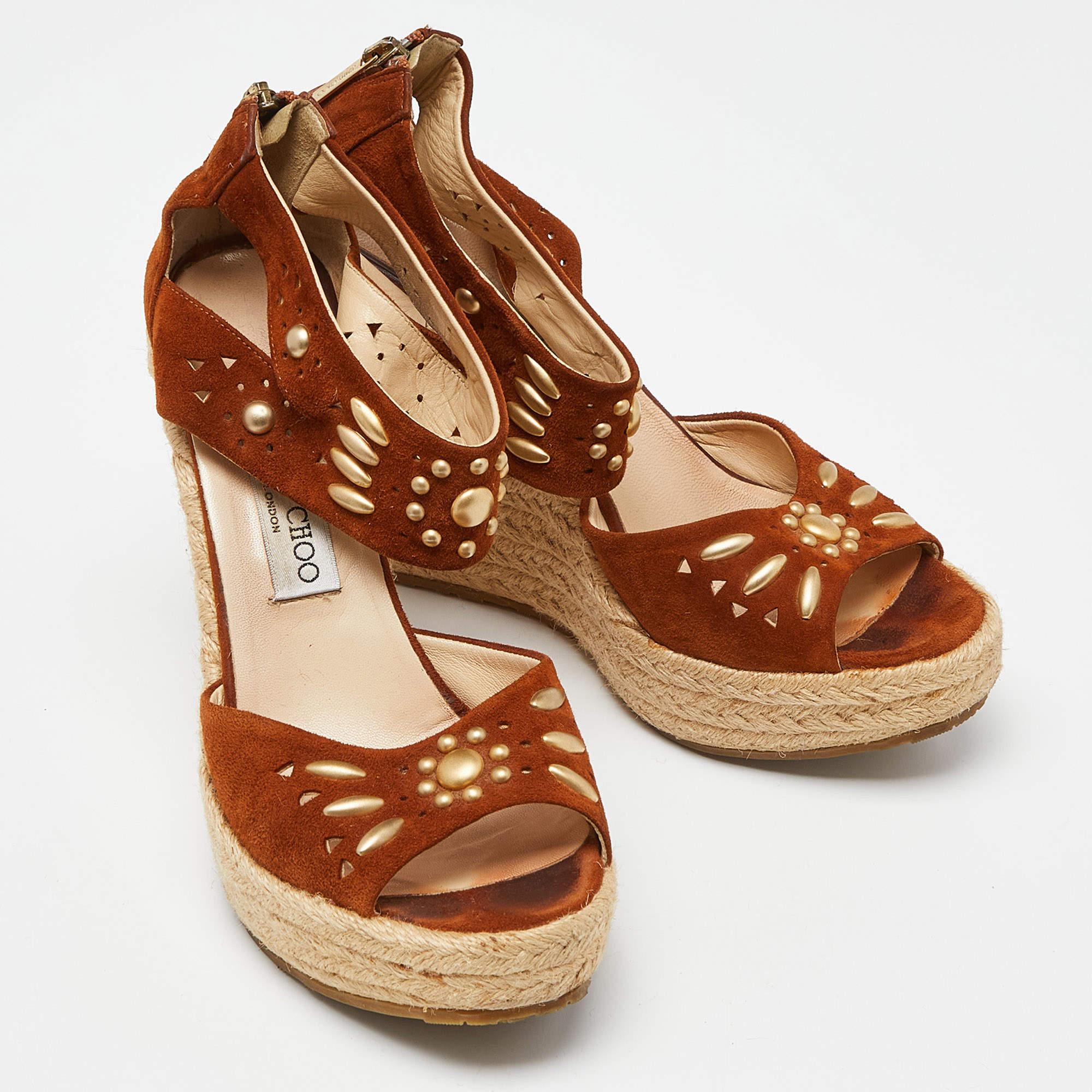Jimmy Choo Sandales à talons compensés en daim Brown Taille 40.5 Bon état - En vente à Dubai, Al Qouz 2