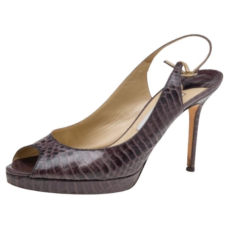 Feminines Flair und eine raffinierte Anziehungskraft zeichnen diese atemberaubenden Jimmy Choo Sandalen aus. Aus hochwertigen MATERIALEN gefertigt, verleihen sie Ihrem Look einen opulenten Charme und ergänzen viele Looks, die Sie kreieren möchten.
