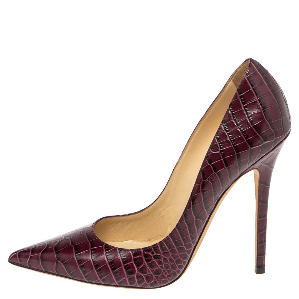 Project an elegant take in a comfortable manner with these pumps by Jimmy Choo. Crafted from croc-embossed leather in a burgundy shade, they feature pointed toes, durable soles and 12 cm high heels.