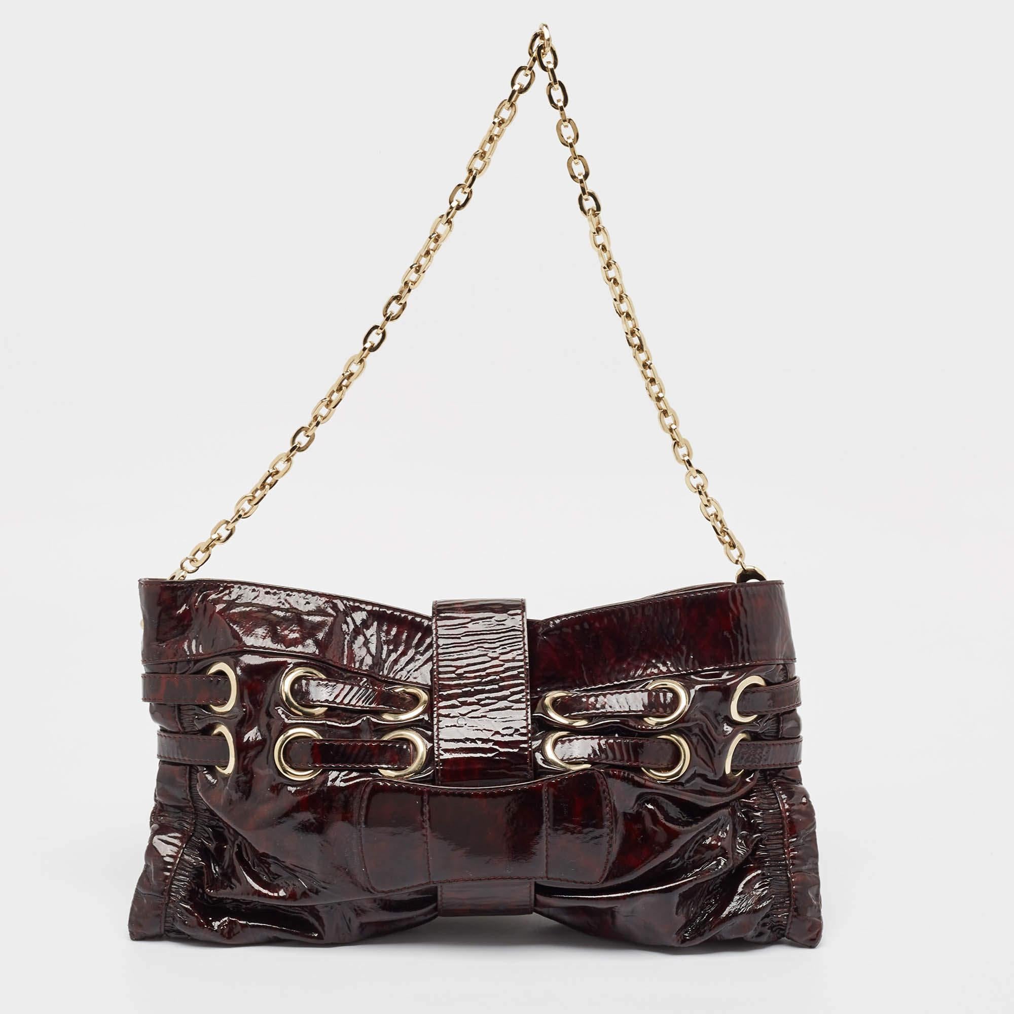 Jimmy Choo Burgundy Patent Leather Oversized Rio Chain Clutch In Good Condition In Dubai, Al Qouz 2