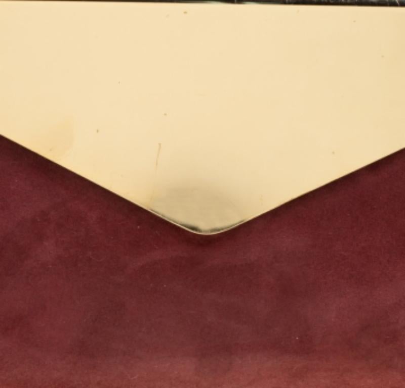 Diese wunderschöne Clutch von Jimmy Choo aus schimmerndem Leder ist zweifellos ein wahrhaft modisches Accessoire, das Sie sich selbst schenken sollten. Diese elegante Charlize Clutch in Burgunderrot ist mit einer goldfarbenen Metallklappe