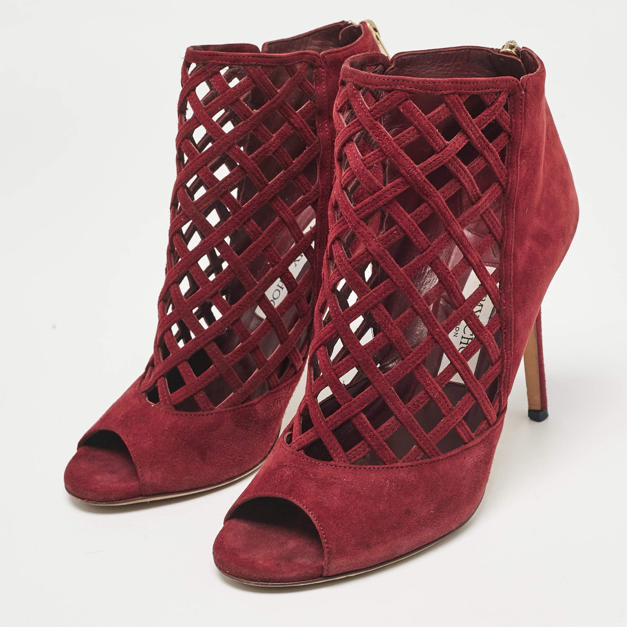 Meticulously designed into a smart silhouette these boots are on point with style. They come with comfortable insoles and durable outsoles to last you forever. These boots are just amazing and you definitely need to get them right away.
