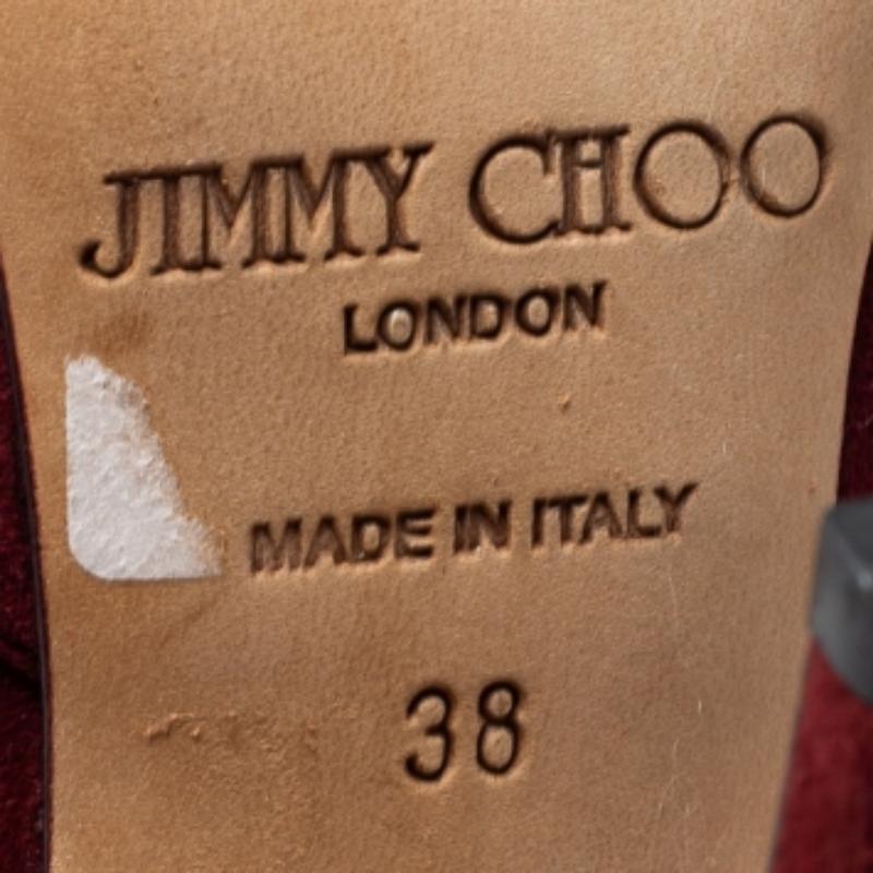 Faites preuve d'un style impressionnant avec ces bottines Jimmy Choo. Confectionnées en daim, elles sont élégantes grâce à leurs découpes et sont montées sur des talons de 12 cm. La fermeture à glissière au dos rend cette paire facile à porter.